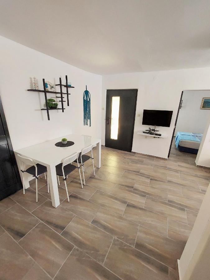 Apartments Maltasic Vir Bagian luar foto