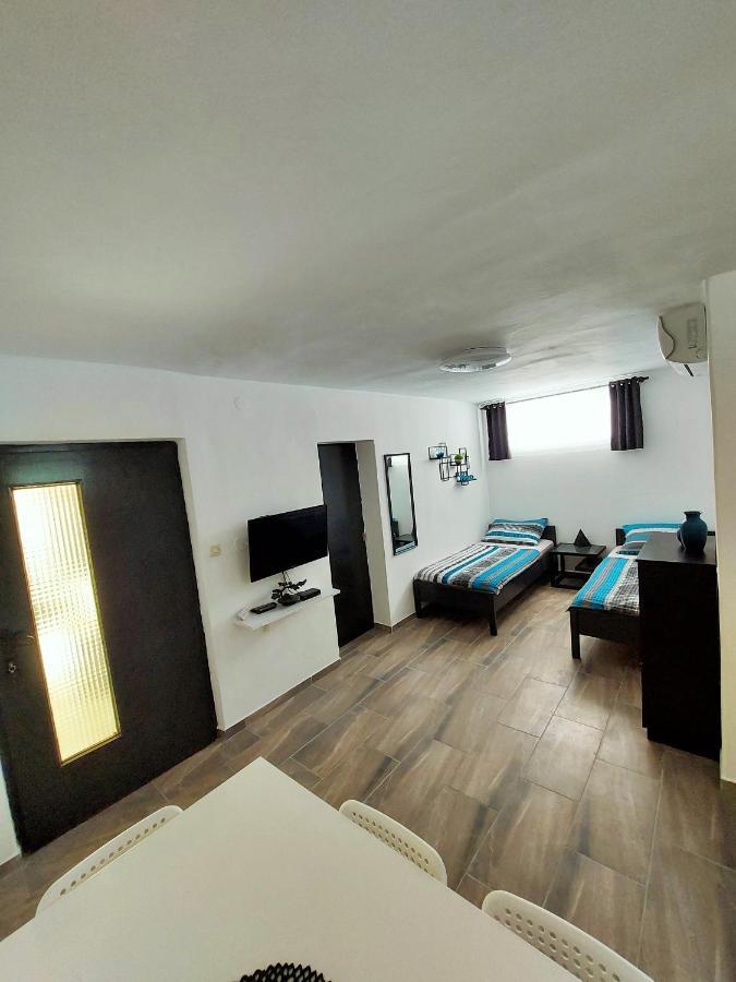 Apartments Maltasic Vir Bagian luar foto