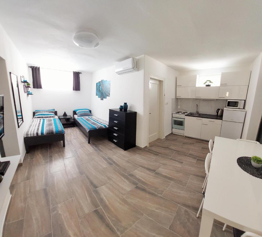 Apartments Maltasic Vir Bagian luar foto