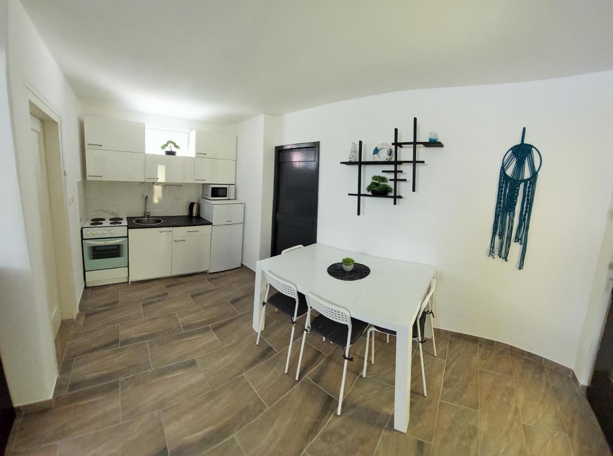 Apartments Maltasic Vir Bagian luar foto